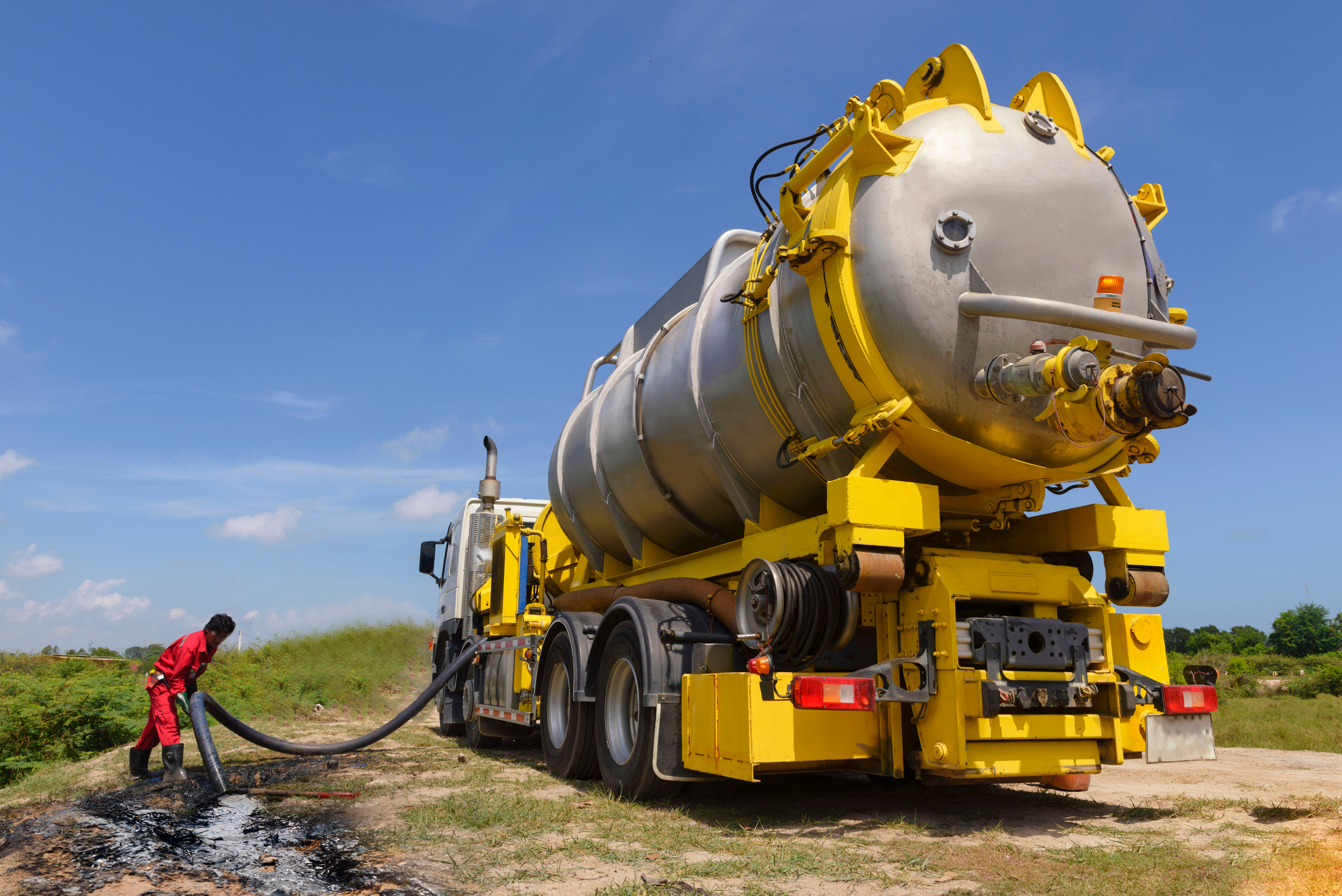 emergency  Vacuum truck  for oil spill  petrochemical industrial